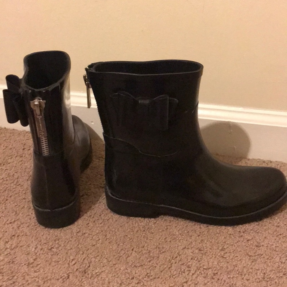 Black rain boots with zipper and bow